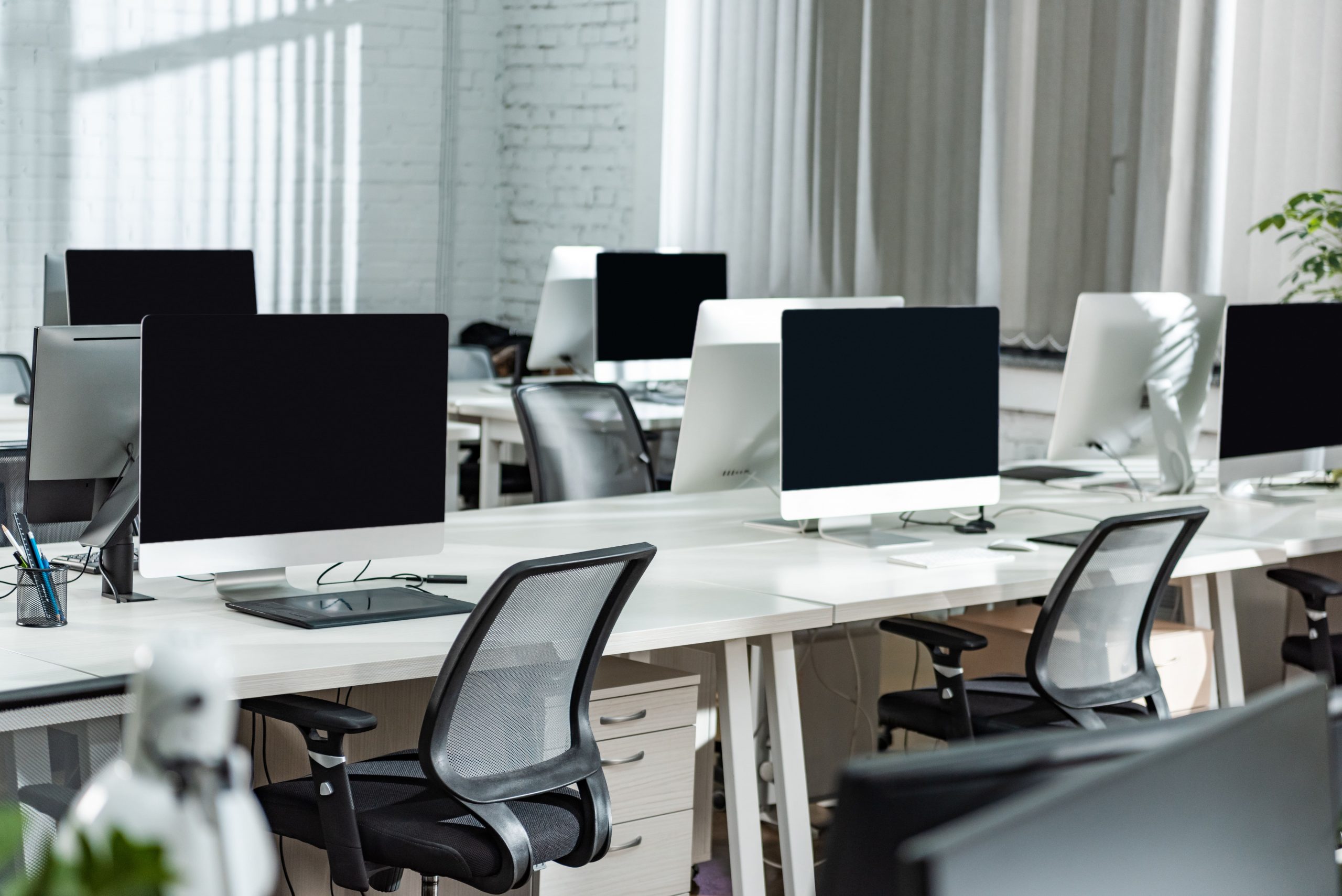 Como reduzir o consumo de energia de aparelhos em standby na sua empresa?