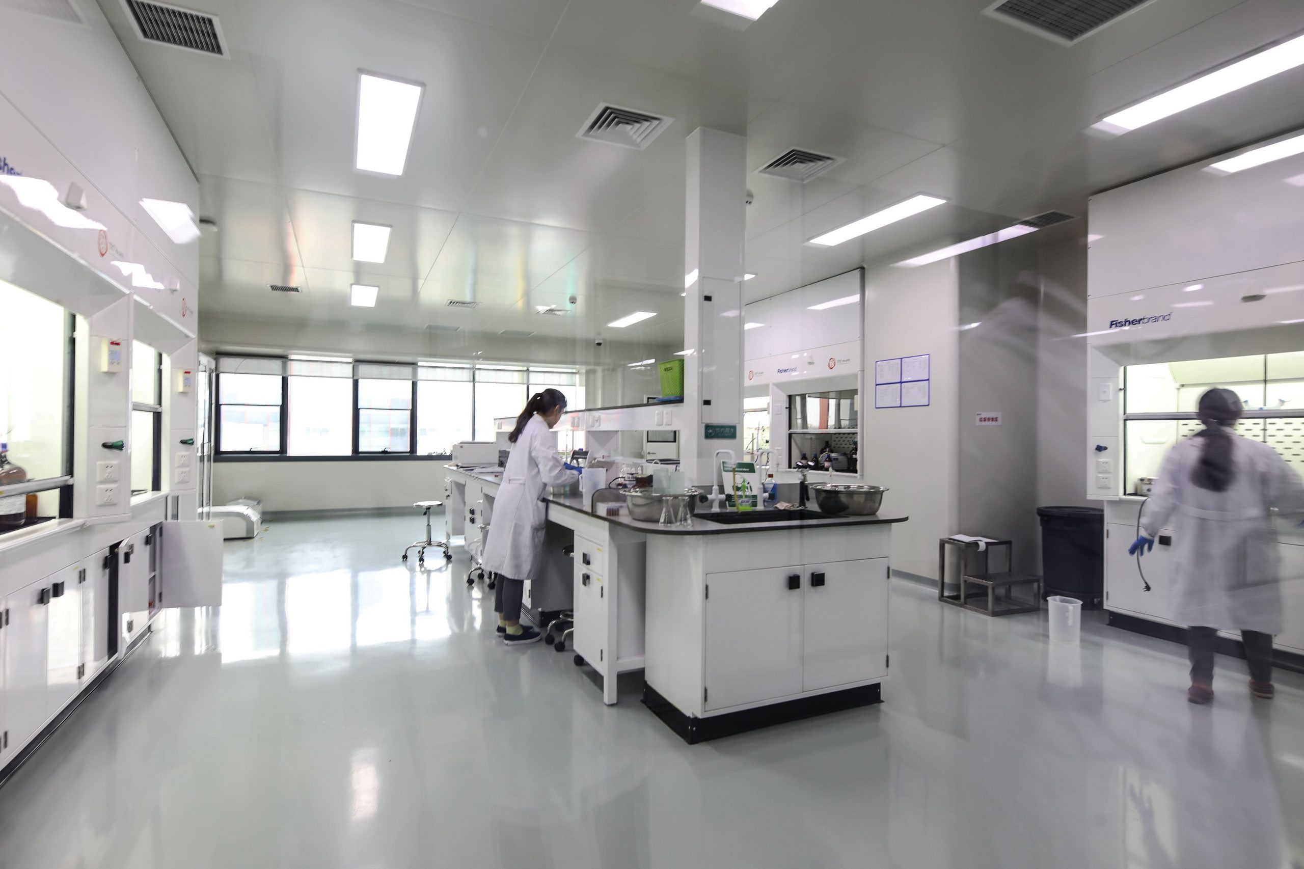 Guia de compras: como escolher o mobiliário adequado para o seu laboratório?