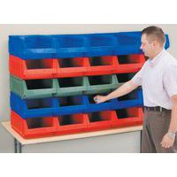 as caixas empilhadas constituem um conjunto estável e funcional que não necessita de ser apoiado sobre um suporte de parede