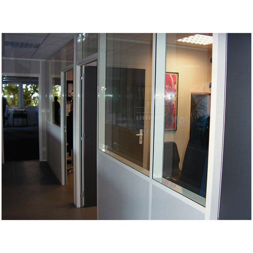 Divisória dupla parede em chapa de aço melamina - Painel vidrado (4 mm) - Altura 2,50 m