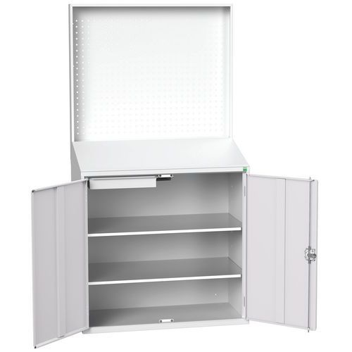 Posto de consulta com painel perfo