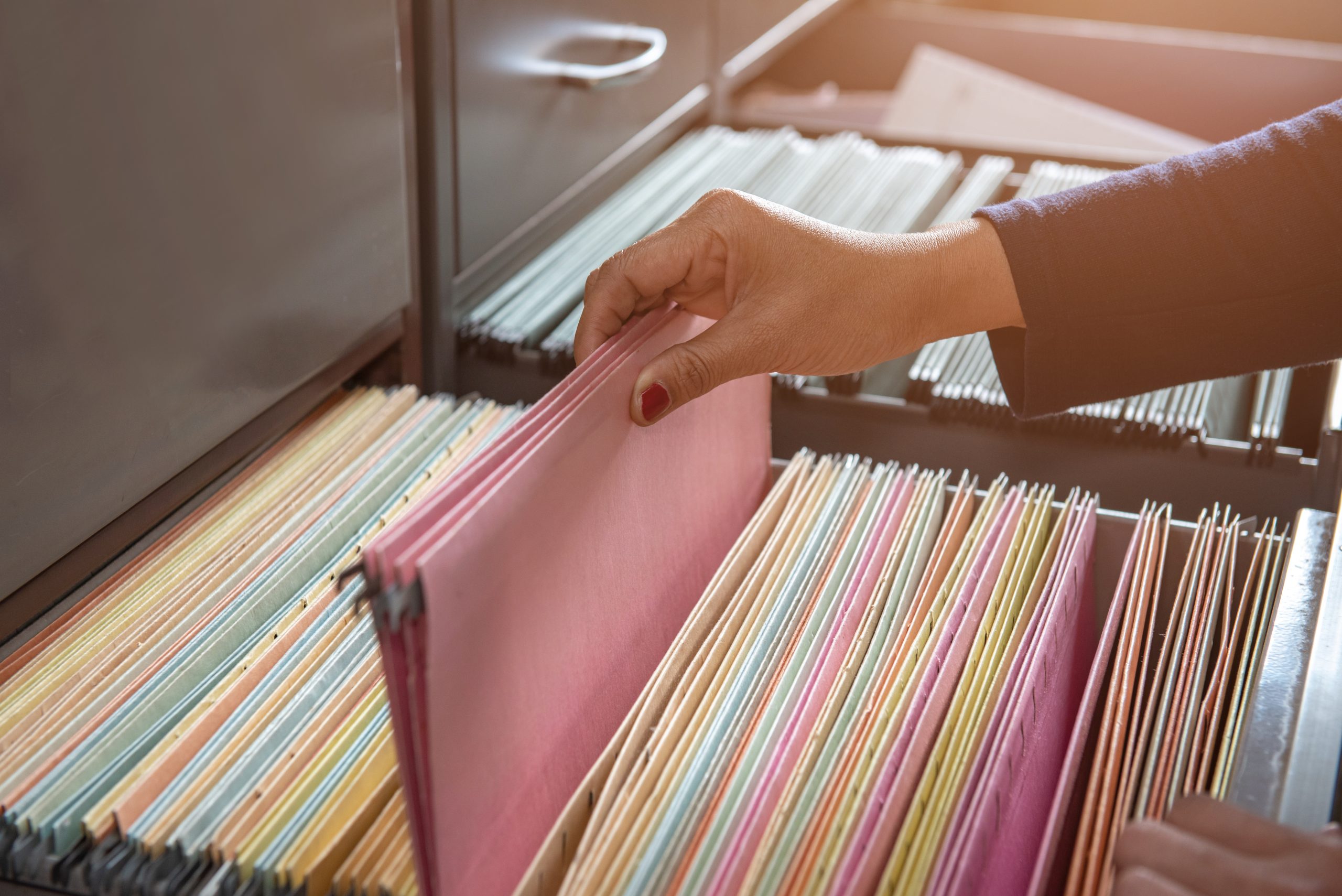 Guia de compras: Que tipo de armário de arrumação deve comprar para o seu escritório? 