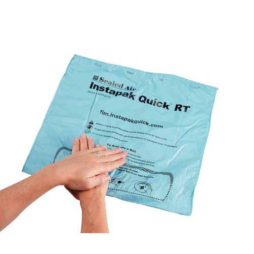 1 – coloque a saqueta numa superfície plana e, em seguida, exerça pressão forte em \A\ para quebrar o selo 1 – coloque a saqueta numa superfície plana e, em seguida, exerça pressão forte em \A\ para quebrar o selo
