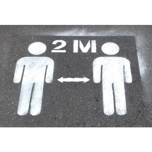 Estêncil em elastómero com 2 silhuetas e indicação de distanciamento social de 2 m – Wattelez Estêncil em elastómero com 2 silhuetas e indicação de distanciamento social de 2 m – Wattelez